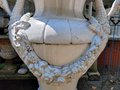 Große antike gusseisen vase mit schwänen