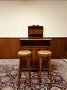 Englische Chesterfield bar aus mahagoni mit barhocker